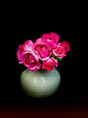 ピンクのバラと白い花瓶のオリエンタルイメージ
