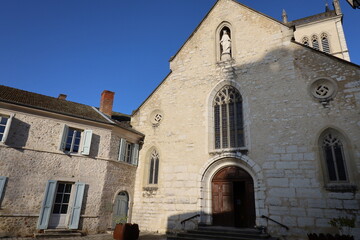 Fototapeta na wymiar L'église Saint Michel, vue de l'extérieur, village de Morestel, département de l'Isère, France