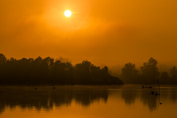 Obraz premium The background of the sea by the evening sea, with natural beauty (sea water, rocks, sky) and fishermen are fishing by the river bank, is a pleasure during travel.