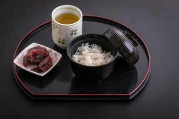 ご飯と梅漬け　Japanese meal