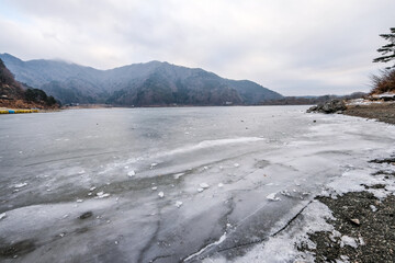 凍った山梨県の精進湖