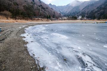 凍った山梨県の精進湖