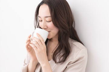 飲み物を飲む女性