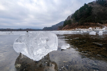 凍結した山梨県の精進湖と氷塊