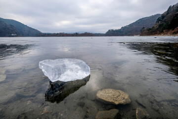 凍結した山梨県の精進湖と氷塊