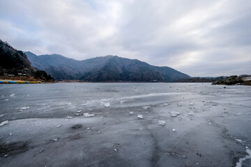 Fototapeta premium 凍結した山梨県の精進湖