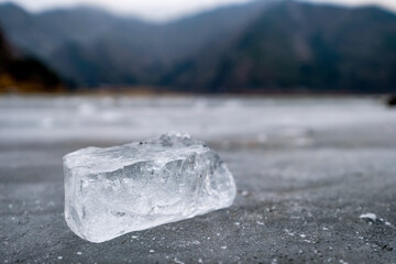 山梨県の凍った精進湖と氷の塊