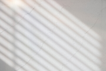 ブラインドの影とコンクリートの白い壁面