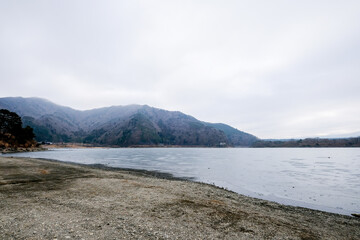 山梨県の凍った精進湖