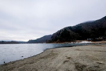 山梨県の凍った精進湖