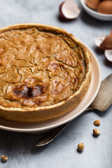 Flan pâtissier fait maison à la noisette sur table avec bouteille de lait et oeufs