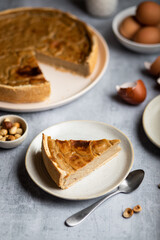 Flan pâtissier fait maison à la noisette sur table avec bouteille de lait et oeufs