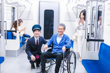 車イスで電車に乗る乗客