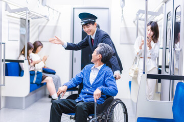 Fototapeta na wymiar 車イスで電車に乗る乗客