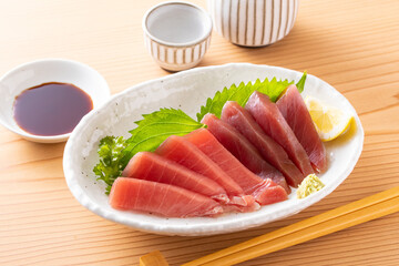 マグロの刺身と日本酒