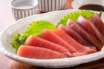 マグロの刺身と日本酒