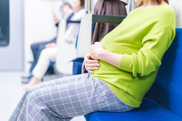電車移動をする妊婦