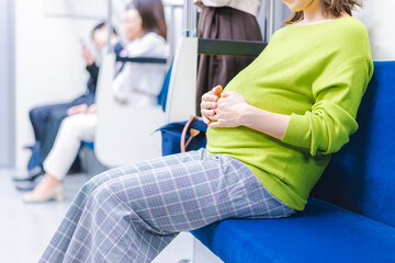 電車移動をする妊婦