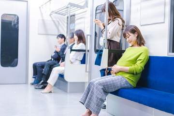 電車移動をする妊婦