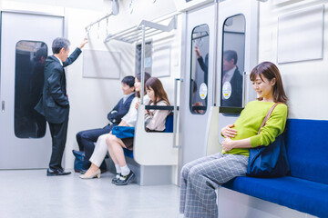 電車移動をする妊婦