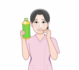 ペットボトルのお茶をもつ女性