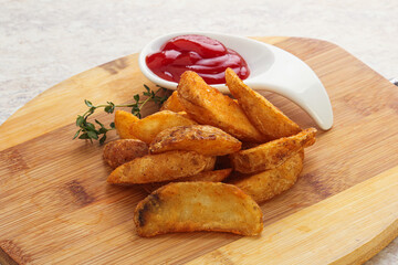 Fried rustic potato with tomato ketcup