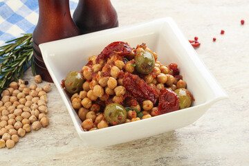 Chickpea beans with dry tomato and olives