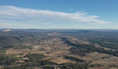 survol de l'arrière pays de Montpellier en Occitanie dans le sud de la France et les sources du Lez