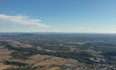 survol de l'arrière pays de Montpellier en Occitanie dans le sud de la France et les sources du Lez