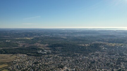 survol de l'arrière pays de Montpellier en Occitanie dans le sud de la France et les sources du Lez
