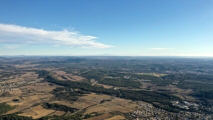 survol de l'arri&egrave;re pays de Montpellier en Occitanie dans le sud de la France et les sources du Lez