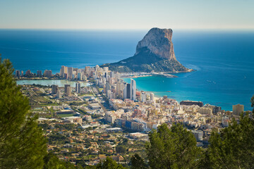 Fototapeta na wymiar view of Calpe and the penyal d'Ifach rock from d'Olta mountain