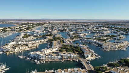 survol du port de plaisance de port Camargue en Occitanie dans le sud de la France