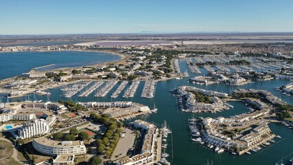 survol du port de plaisance de port Camargue en Occitanie dans le sud de la France