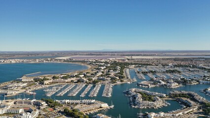 Obraz premium survol du port de plaisance de port Camargue en Occitanie dans le sud de la France