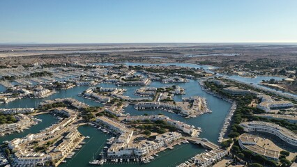 Obraz premium survol du port de plaisance de port Camargue en Occitanie dans le sud de la France