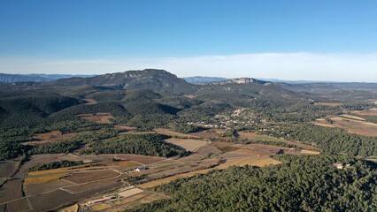 Naklejka premium survol de l'arrière pays de Montpellier en Occitanie dans le sud de la France et les sources du Lez