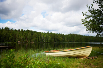 Sehr schöner Blick auf den See in Schweden mit einem Boot