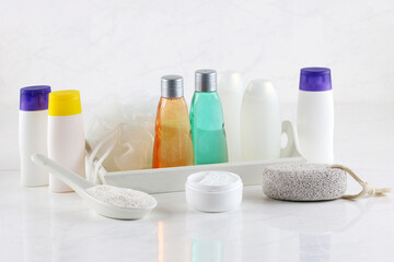 Kosmetik und Hygiene Produkte im Badezimmer.