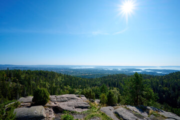 Fototapeta na wymiar Blick auf den Oslo Fjord und auf Oslo von einer Aussichtsplattform wunderschönen Ausblick und blauen Himmel