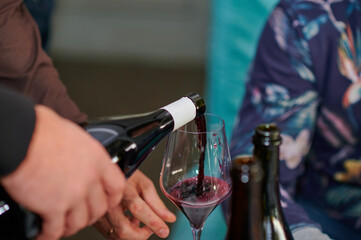 pours wine