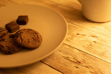 お皿に載ったチョコチップクッキーとチョコレート