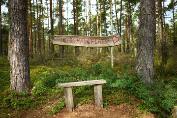 Rastplatz beim Wandern in Schweden bei einem See mit Stuhl und Hocker in der wildniss im Wald
