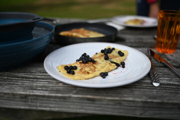 Blaubeerpfannkuchen beim Camping in Schweden mit frisch gesammelten Blaubeeren im Wald