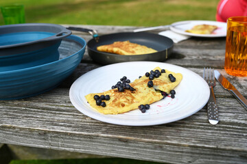 Blaubeerpfannkuchen beim Camping in Schweden mit frisch gesammelten Blaubeeren im Wald