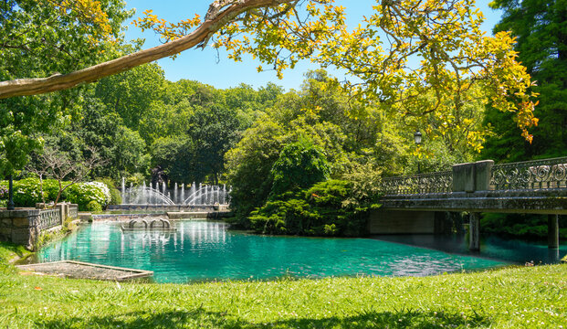 Peque&ntilde;o lago en el parque de Castrelos en la ciudad de Vigo, Espa&ntilde;a