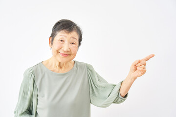 女性　高齢者　指差し　白背景