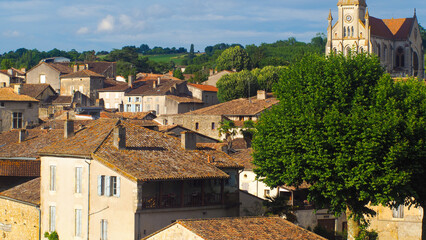 Ville de N&eacute;rac, durant une belle journ&eacute;e estivale
