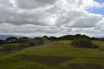 Monte Alban com nuvens de chuva