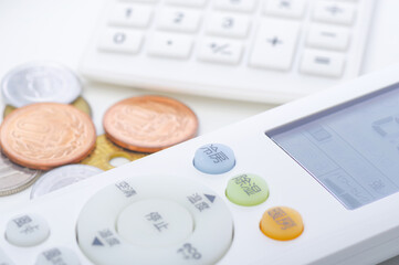 エアコンのリモコンと節約のイメージ